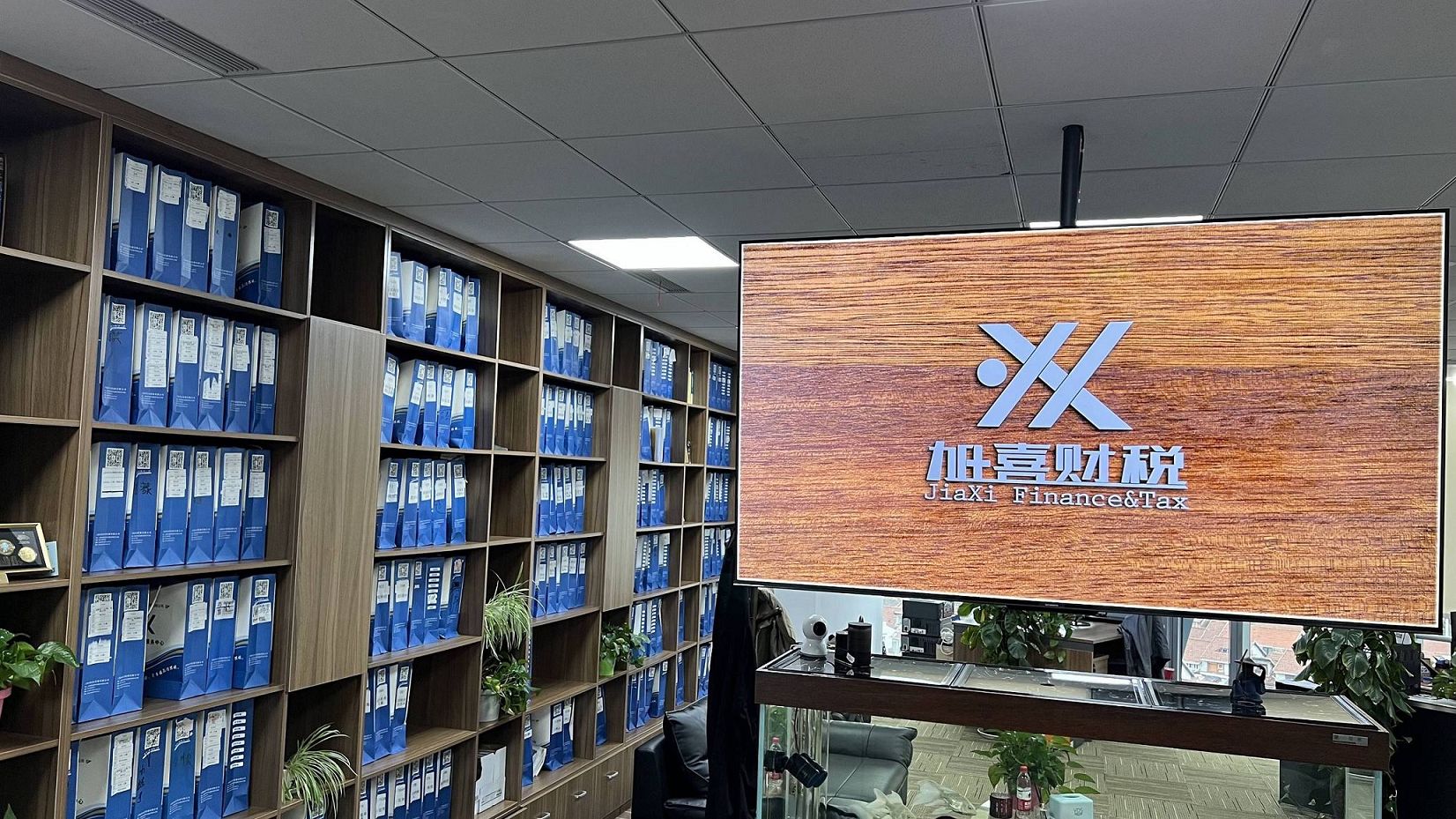 How can foreigners apply for a financial leasing license after registering a company in Shanghai?  